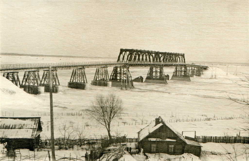 Мост через Днепр в зимнюю пору, 1 декабря 1957 - 28 февраля 1958, Белорусская ССР, Могилевская обл., Быховский р-н, г. Быхов. Цвет фото от автора. На карте указана точка съемки от замка.