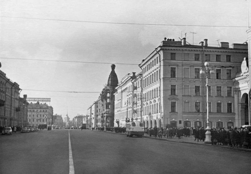 Невский проспект, 1960 год, г. Ленинград. В 1960 году Олег Борисович Баш ездил в командировку из Москвы в Ленинград. Очень вероятно, что фото сделано в это время.