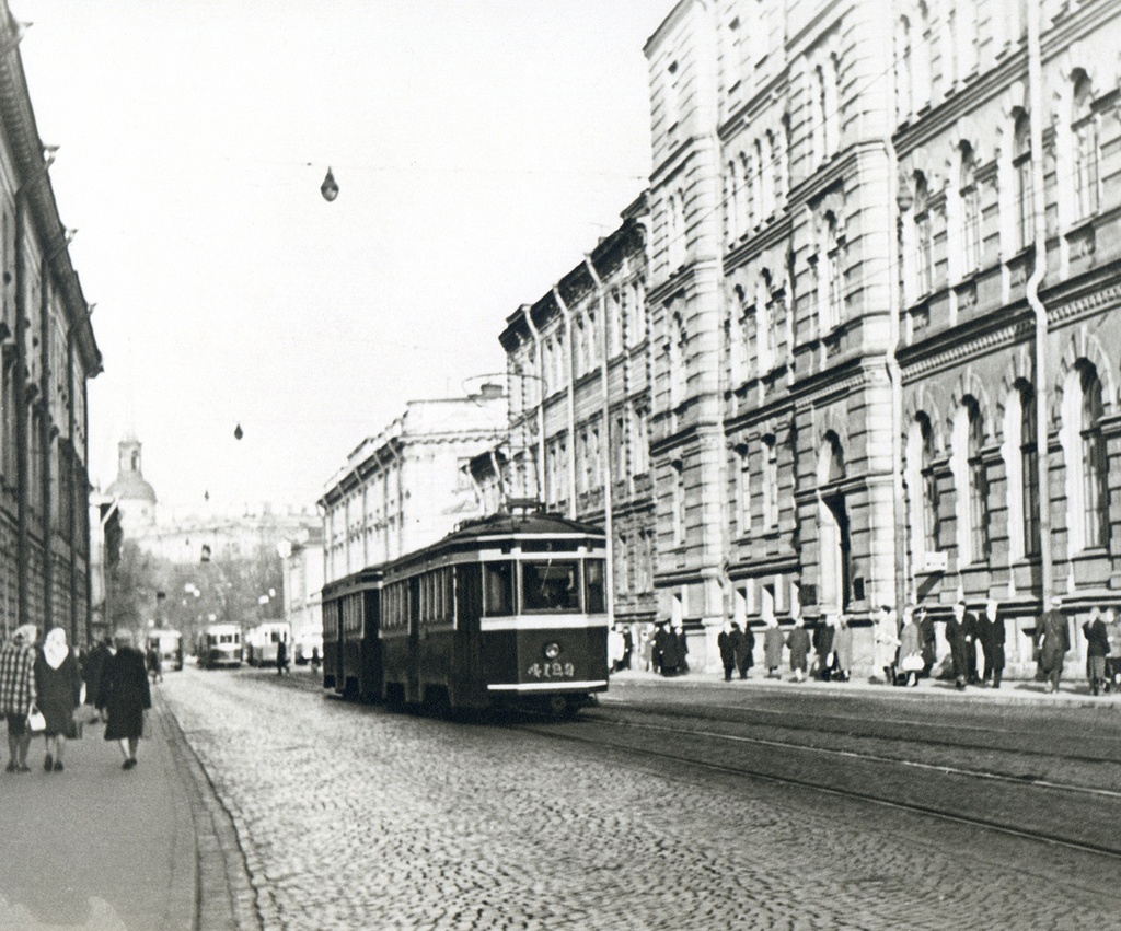 Садовая улица, 1961 год, г. Ленинград. Трамвай 3-го маршрута идет по Садовой улице, слева и справа за кадром улица Итальянская.