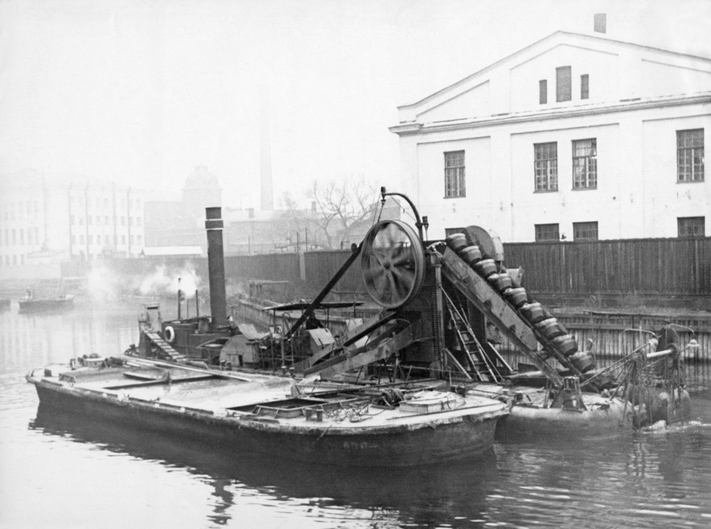 Землечерпалка на реке Смоленке, 1961 год, г. Ленинград. Справа виден торец здания на территории завода им. Калинина.