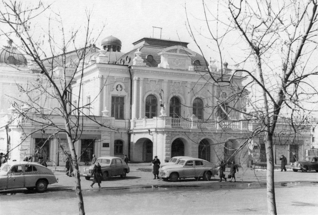 Омский государственный академический театр драмы, 1954 - 1955, г. Омск. Олег Борисович Баш со своей мамой приехал из Москвы в Омск в эвакуацию летом 1941 года и уехал обратно в Москву летом 1943 года. Потом Олег Борисович ездил в Омск к знакомым, с которыми провел время в эвакуации, и сделал это фото.