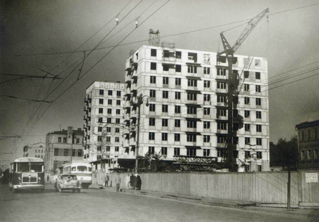 Строительство новых домов на улице Красная Пресня, 1962 год, г. Москва. Справа – один из старых домов по Волкову переулку (окна 2-го этажа уже заколочены щитами), за кадром справа – сам поворот в переулок. Третья башня на повороте еще не построена, на ее месте стоит кран.