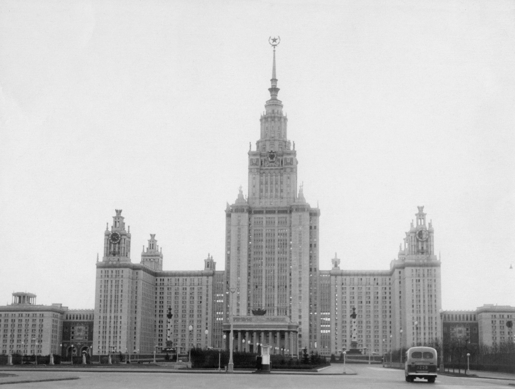 Главное здание МГУ, 1959 - 1960, г. Москва. По центру видна будка сотрудника ГАИ («стакан»).