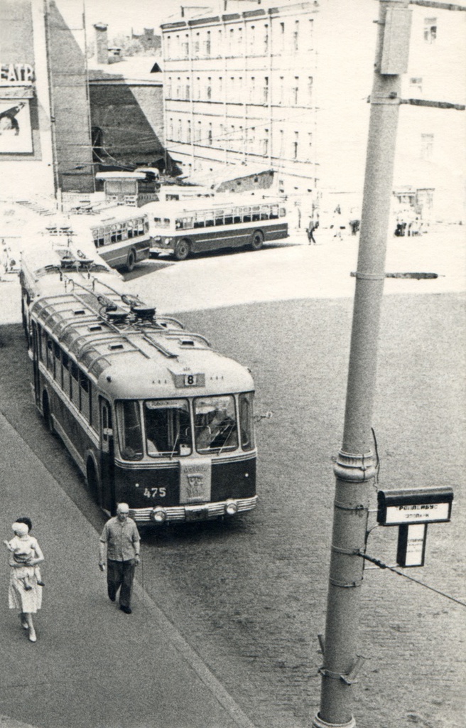 Конечная троллейбусов маршрута № 8, 1962 год, г. Москва. Пересечение Большого Конюшковского переулка и ул. Баррикадной (справа за кадром). Слева – часть настенной афиши кинотеатра «Пламя», виден анонс кинофильма «713 просит посадку». Слева за кадром – сталинская высотка на площади Восстания (сейчас – Кудринская площадь).