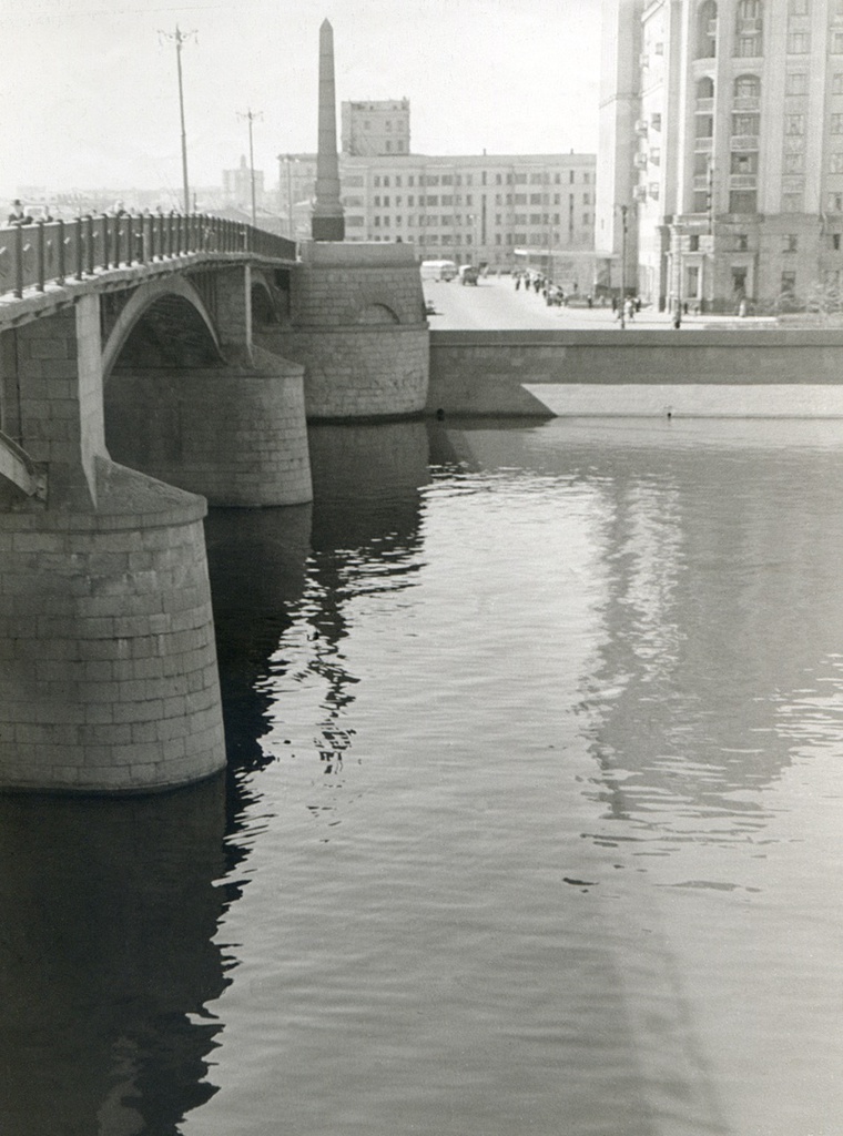 Бородинский мост, 1960 год, г. Москва. Справа виден угол дома 1 на набережной Тараса Шевченко. Далее идут дома по Большой Дорогомиловской улице: выступает дом 4 и фасадом стоит дом 6.
