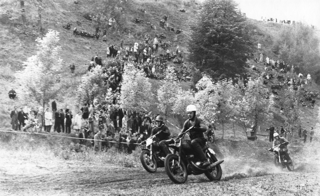 Мотокросс на Ленинских горах, 1959 - 1960, г. Москва. Слева – Ленинские горы, справа за кадром – Москва-река.