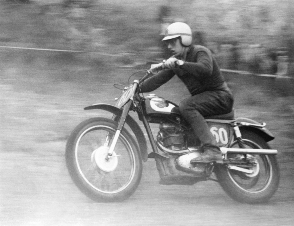 Мотокросс на Ленинских горах, 1959 - 1960, г. Москва. Москва-река за спиной фотографа.