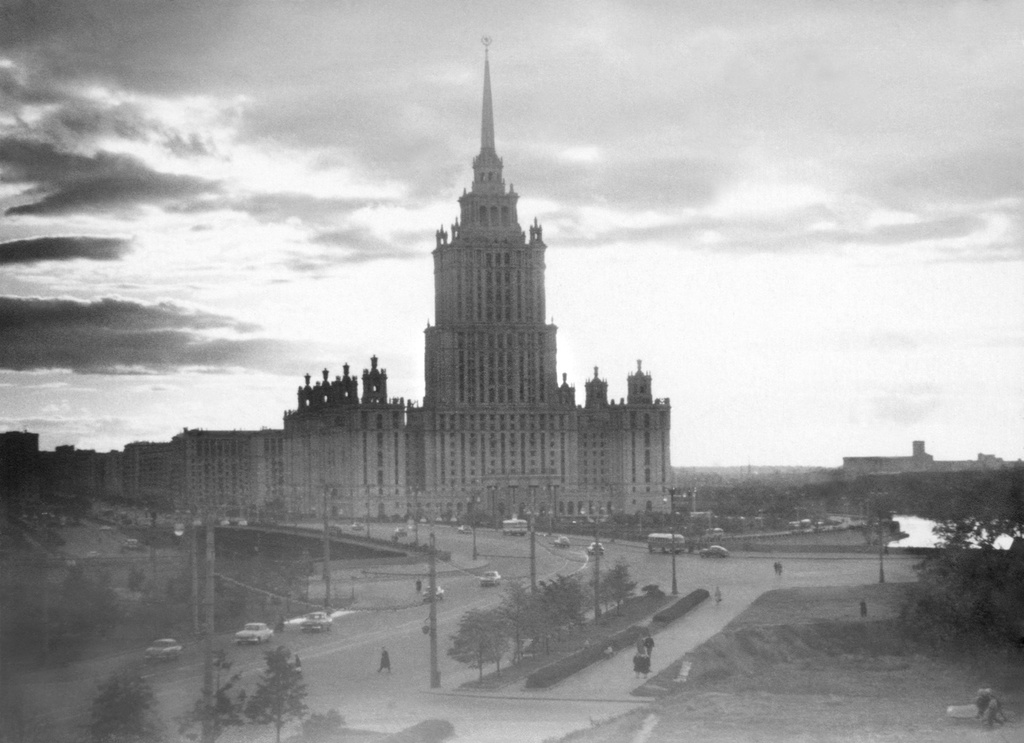 Вид на гостиницу «Украина» и Калининский мост, 1961 - 1963, г. Москва. Калининский мост с 1991 года – Новоарбатский.