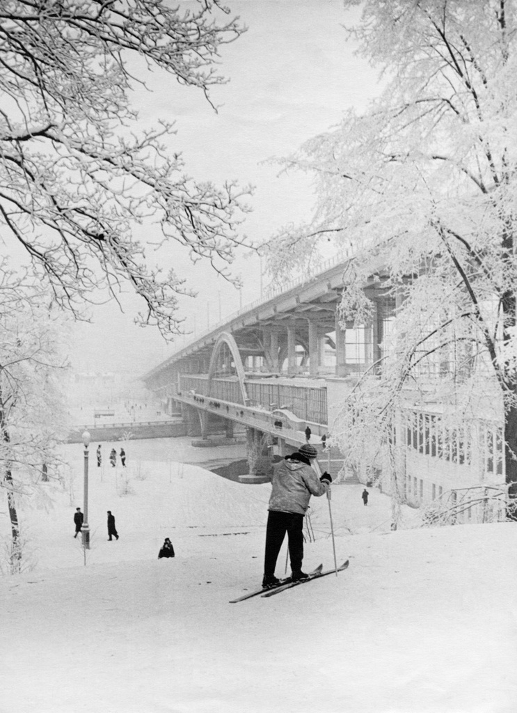 Лужнецкий метромост зимой, 1959 - 1960, г. Москва. Зимний вид Лужнецкого метромоста со стороны эскалатора.