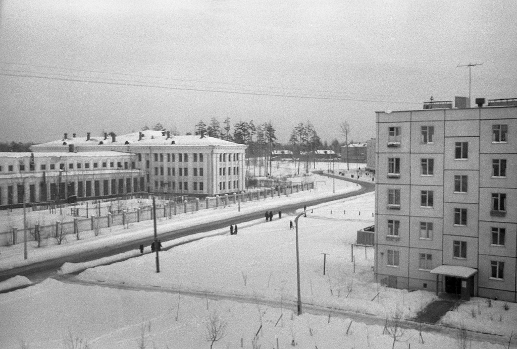 Свиблово. Проезд Русанова, вид в сторону Снежной улицы, 1965 - 1966, г. Москва. Снято из окна квартиры автора с 5-го этажа 2-го подъезда дома 11 корпус 1 на проезде Русанова. Слева за оградой – ЦНИИС (Институт Пути). Справа, крупно – дом 9к1, далее виден дом 3к1 (стоял перед поворотом на ул. Снежную), школа на Снежной улице и деревянные дома в начале ул. Амундсена. Снесено все, кроме ЦНИИС, а так же и дом автора.
