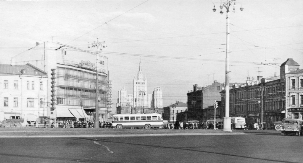 Площадь Краснопресненской заставы, 1959 - 1961, г. Москва. Вид на конец улицы Красная Пресня со старой застройкой и сталинскую высотку на площади Восстания (сейчас – Кудринская площадь).