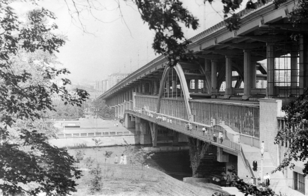 Лужнецкий метромост летом, 1960 - 1961, г. Москва. Летний вид Лужнецкого метромоста со стороны эскалатора.