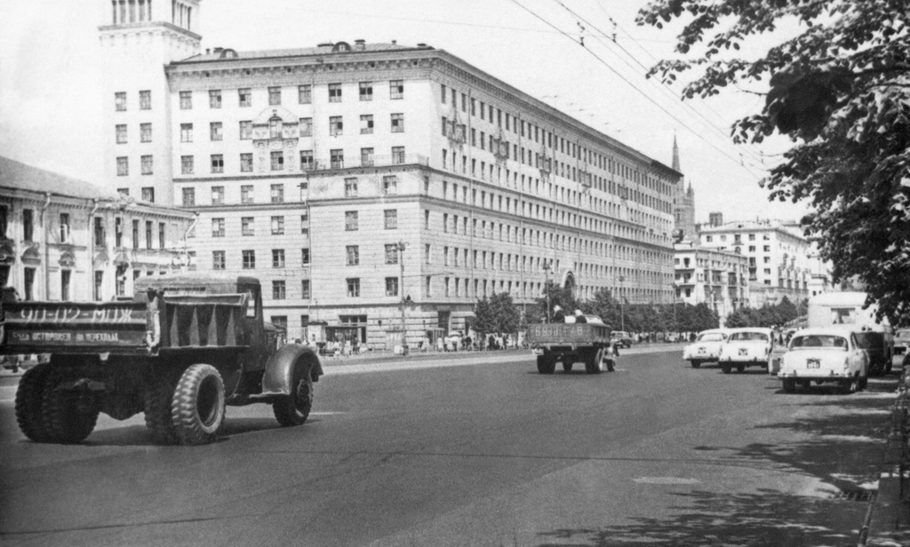Смоленская площадь, 1959 - 1960, г. Москва. Дом работников НКВД на Смоленской площади и вход на станцию метро «Смоленская» Филевской линии (левое крыло дома).