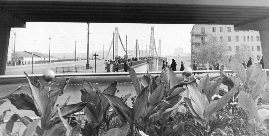 Вид на Крымский мост от Крымской эстакады, 1959 - 1961, г. Москва. За Крымским мостом, справа, виден вход в ЦПКиО им. М. Горького и высокое здание на Октябрьской площади. За кадром, позади справа – вестибюль станции метро «Парк культуры».