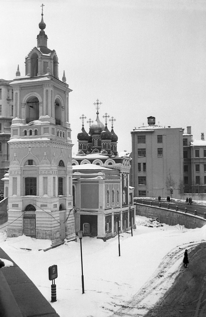 Церковь Георгия Победоносца на Псковской горке, 1974 - 1975, г. Москва. Позади, за кадром – гостиница «Россия».