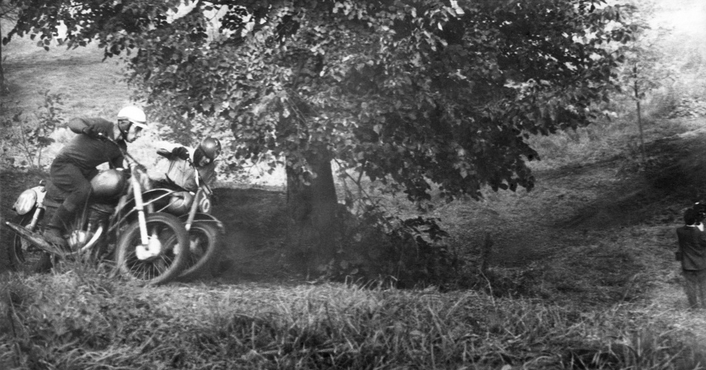 Мотокросс на Ленинских горах, 1959 - 1960, г. Москва. Где-то на трассе мотокросса.