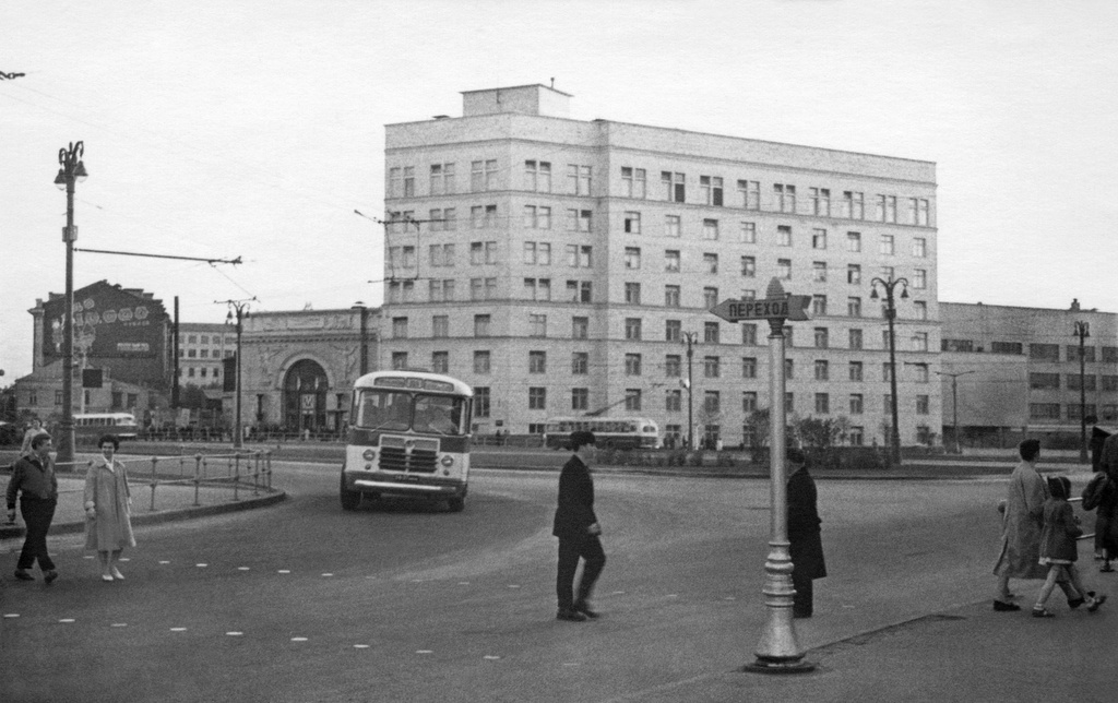 Октябрьская площадь и вход на станцию метро «Калужская», 1959 год, г. Москва. Вид со стороны улицы Житной на Октябрьскую площадь (сейчас Калужская площадь) и вход на ст. метро «Калужская» (с 1950 по 1961 год, потом – «Октябрьская»). Слева от входа в метро, в просвете, виден МИСИС.