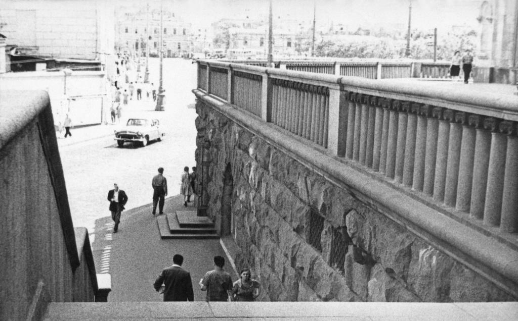 Начало Баррикадной улицы и северная часть площади Восстания, 1961 - 1963, г. Москва. Площадь Восстания сейчас – Кудринская площадь. Справа видна часть сталинской высотки.