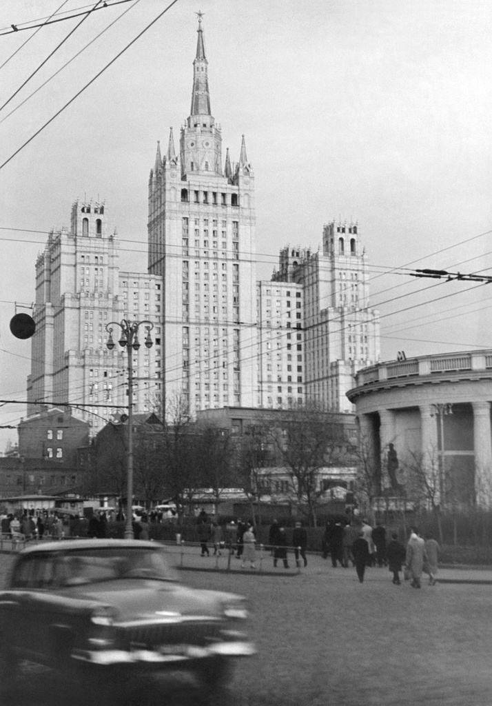 Красная Пресня, сталинская высотка на площади Восстания, 1966 год, г. Москва. Справа – вестибюль станции метро «Краснопресненская», по центру – сталинская высотка на площади Восстания (сейчас – Кудринская площадь). Автомобиль  – ГАЗ-21.