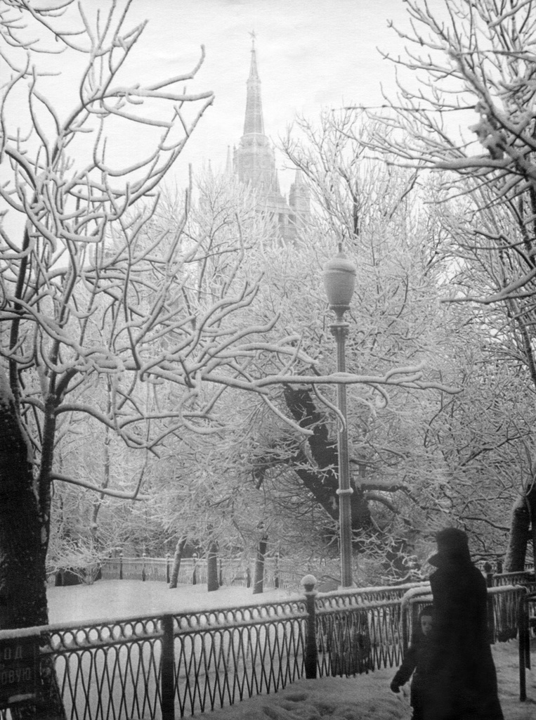 Московский зоопарк в зимнюю пору, 1961 - 1963, г. Москва. Вид на сталинскую высотку на площади Восстания с территории Московского зоопарка. Слева видна табличка: «Вход на смотровую», справа – турникеты. За оградой слева – Большой пруд зоопарка.
