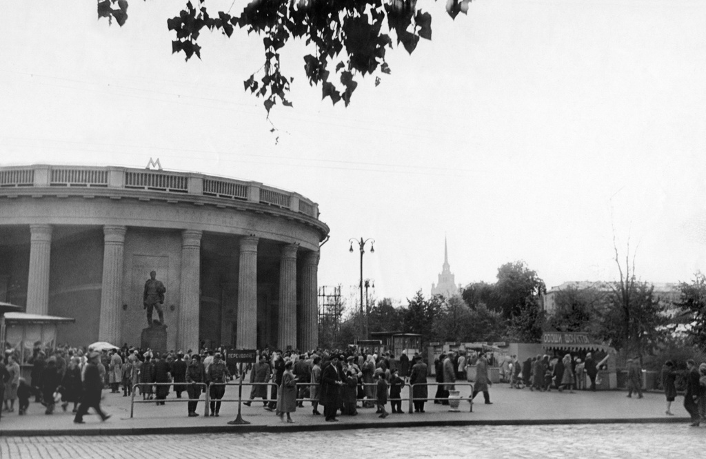 Станция метро «Краснопресненская», 1961 - 1963, г. Москва. Вестибюль станции метро «Краснопресненская» на улице Красная Пресня, слева и справа – торговые ларьки и палатки. Позади видна сталинская высотка – гостиница «Украина».