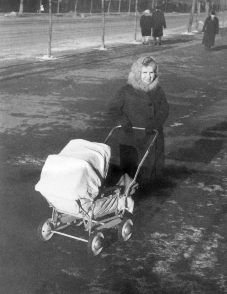 На прогулке с сыном по Большой Грузинской улице, 4 марта 1962, г. Москва. Снято где-то на Большой Грузинской улице. Слева видны трамвайные пути и ограда Московского зоопарка.