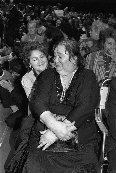 Дочь генсека ЦК КПСС Галина Брежнева на оздоровительном сеансе психотерапевта Анатолия Кашпировского, 30 сентября 1991, г. Москва. Дворец спорта «Динамо».