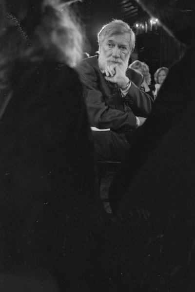 Премия «Русский Букер», 8 декабря 1992, г. Москва. Первая премия в Центральном доме архитектора. Член жюри премии, писатель Андрей Синявский. 