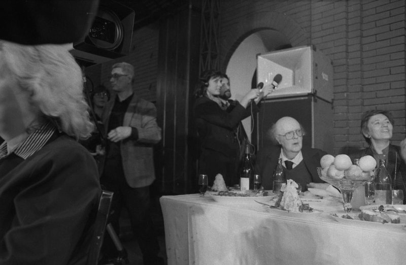 Премия «Русский Букер», 8 декабря 1992, г. Москва. Первая премия в Центральном доме архитектора.&nbsp;Первый слева сидит член жюри литературовед Джон Бейли. Слева за столом сидит писатель Владимир Корнилов.&nbsp;