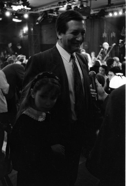 Премия «Русский Букер», 8 декабря 1992, г. Москва. Первая премия в Центральном доме архитектора. Берут интервью у президента Российской товарно-сырьевой биржи Константина Борового.