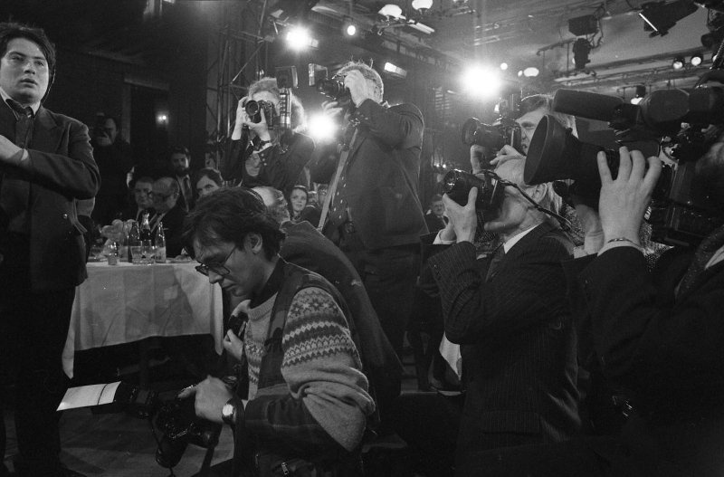 Премия «Русский Букер», 8 декабря 1992, г. Москва. Первая премия в Центральном доме архитектора.&nbsp;Слева стоит журналист Георгий Лескисс.