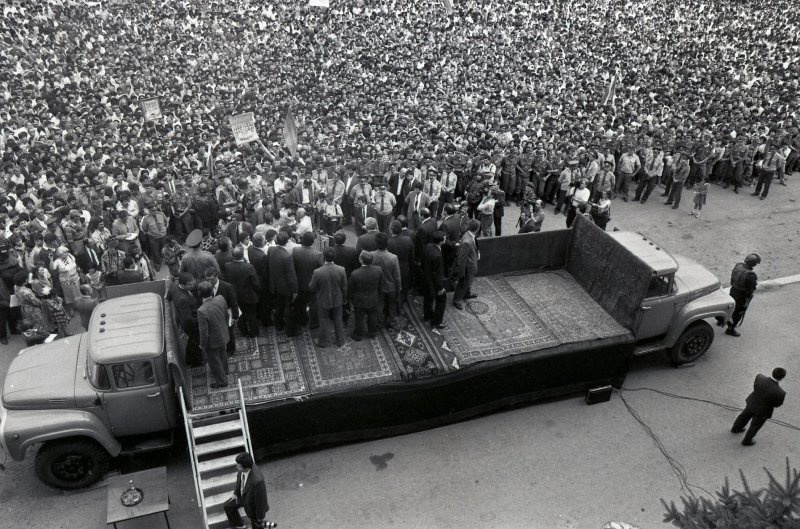 Митинг в Степанакерте, 22 сентября 1991, г. Степанакерт. На момент съемки –  непризнанное государство Нагорно-Карабахская Республика, которое было провозглашено 2 сентября 1991 года в границах Нагорно-Карабахской автономной области и прилегающего Шаумяновского района Азербайджанской ССР, позже к ней были присоединены несколько окружающих ее районов Азербайджана, занятых армянскими вооруженными формированиями. 18–21 сентября в Степанакерте происходили погромы, сопровождаемые избиениями и поджогами домов, азербайджанцы были изгнаны из города. 
26 ноября 1991 года решением Верховного Совета Азербайджанской Республики город был переименован в Ханкенди. Властями Нагорно-Карабахской Республики было сохранено название Степанакерт.
Ныне город Ханкенди (Азербайджан).