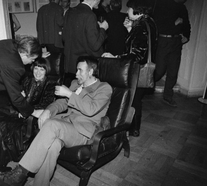 Премия «Русский Букер», 8 декабря 1992, г. Москва. Первая премия в Центральном доме архитектора.&nbsp;В креслах сидят писатель Владимир Маканин и литературный критик, председатель жюри премии Алла Латынина.