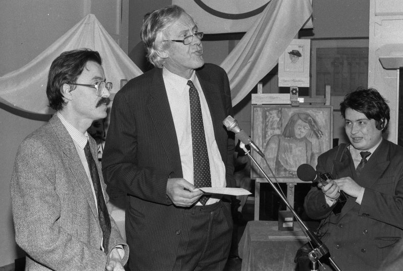 Премия «Русский Букер», 8 декабря 1992, г. Москва. Первая премия в Центральном доме архитектора. Слева направо:&nbsp;предположительно, писатель Вячеслав Ар-Серги,&nbsp;представитель Букеровской премии из Великобритании,&nbsp;журналист Георгий Лесскис.