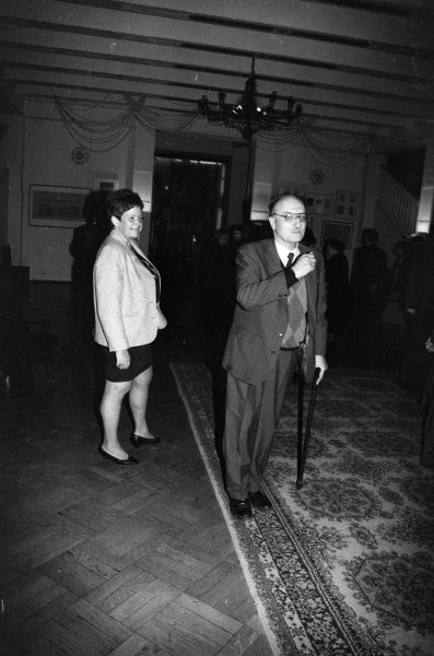 Премия «Русский Букер», 8 декабря 1992, г. Москва. Первая премия в Центральном доме архитектора.&nbsp;В фойе стоит литературовед Владимир Лакшин.
