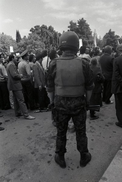 Митинг в Степанакерте, 22 сентября 1991, г. Степанакерт. На момент съемки –  непризнанное государство Нагорно-Карабахская Республика, которое было провозглашено 2 сентября 1991 года в границах Нагорно-Карабахской автономной области и прилегающего Шаумяновского района Азербайджанской ССР, позже к ней были присоединены несколько окружающих ее районов Азербайджана, занятых армянскими вооруженными формированиями. 18–21 сентября в Степанакерте происходили погромы, сопровождаемые избиениями и поджогами домов, азербайджанцы были изгнаны из города. 
26 ноября 1991 года решением Верховного Совета Азербайджанской Республики город был переименован в Ханкенди. Властями Нагорно-Карабахской Республики было сохранено название Степанакерт.
Ныне город Ханкенди (Азербайджан).