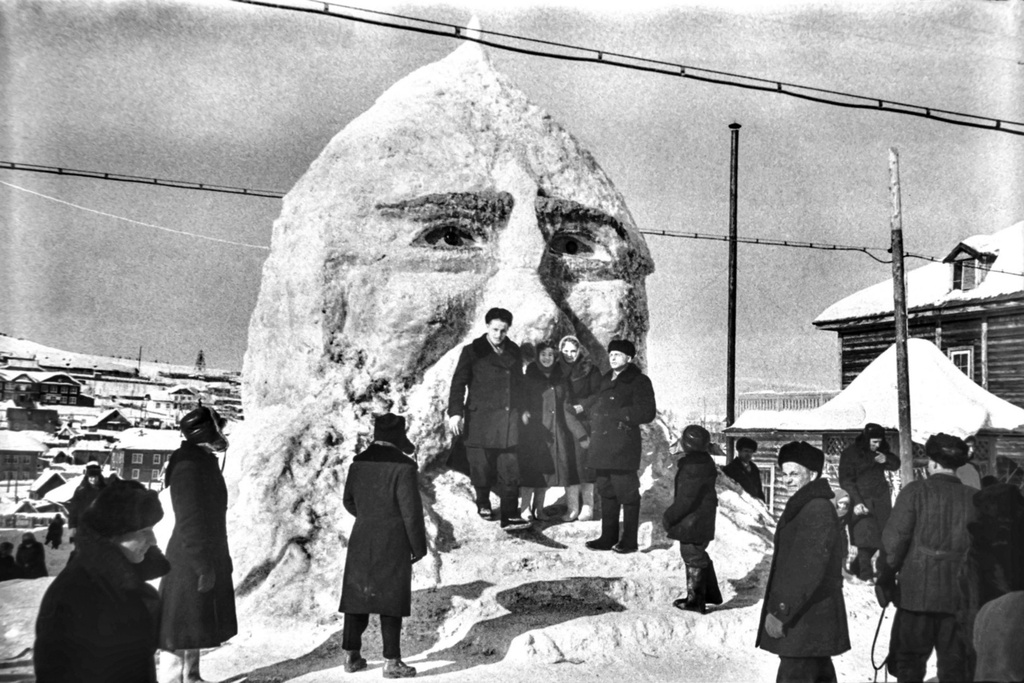 Горка на празднике «Русская зима», 3 - 17 марта 1962, г. Алдан. Группа старшеклассников школы № 4 Нижнего Куранаха около горки.