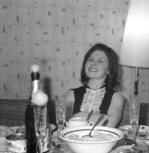 Встреча Нового 1966 года вместе с соседями по этажу, 1 января 1966, г. Москва. Ольга Петровна, жена автора.Выставка «Советское шампанское» с этой фотографией.