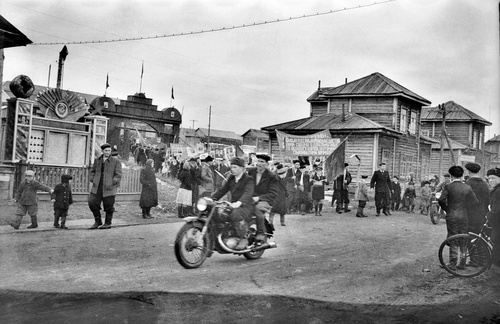 Первомайская демонстрация, 1 мая 1957, Якутская АССР, Алданский р-н, прииск Нижний Куранах