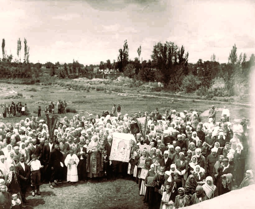 Молебен с Табынской иконой Божией Матери в Кульдже, 1 июня 1920 - 31 декабря 1939, Китайская Республика, провинция Синьцзян, г. Кульджа. В 1920 году оренбургская войсковая икона Табынской Божией Матери была вывезена атаманом Оренбургского казачьего войска Дутовым в Синьцзян (Китай), где находилась до 1952 года. Дальнейшая ее судьба до сих пор остается тайной. По одной из версий, икона спрятана где-то в окрестностях Кульджи (Китай), по другой – вывезена в Сан-Франциско, по третьей – находится в Париже.