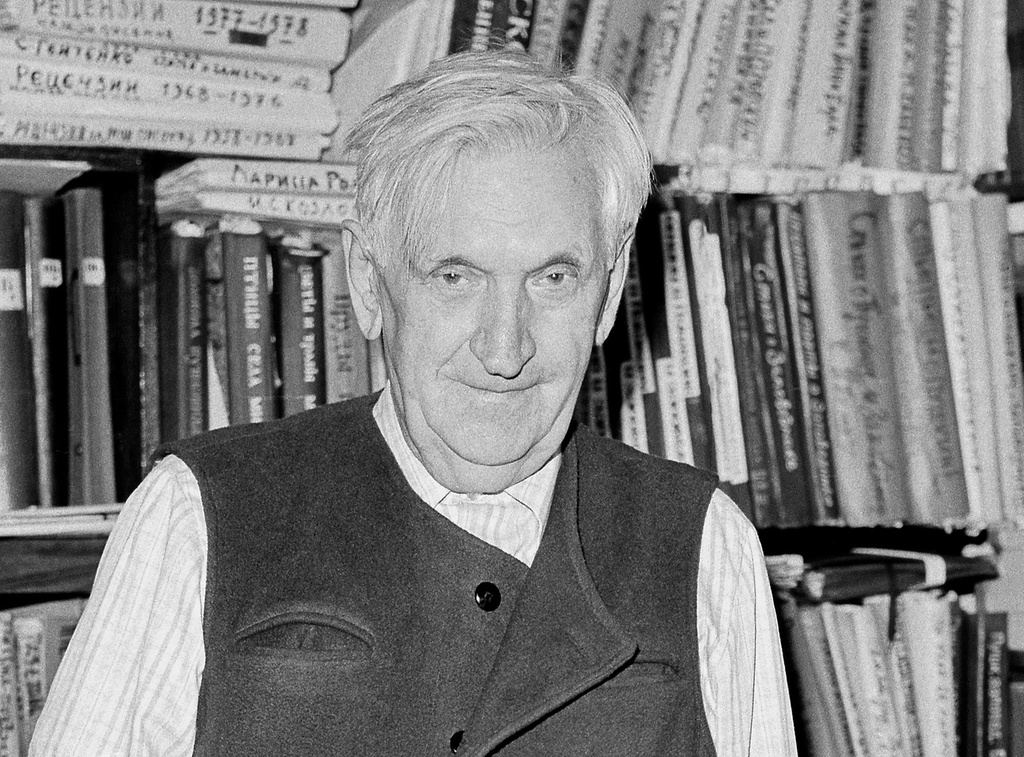 Руководитель музея-заповедника А. С. Пушкина «Михайловское» Семен Степанович Гейченко в рабочем кабинете, июль - декабрь 1982, Псковская обл.