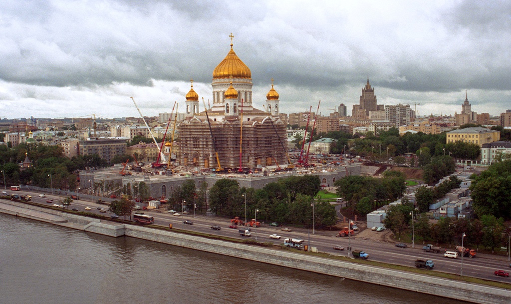 Строительство храма Христа Спасителя в Москве, вид из Дома на набережной, август 1997, г. Москва