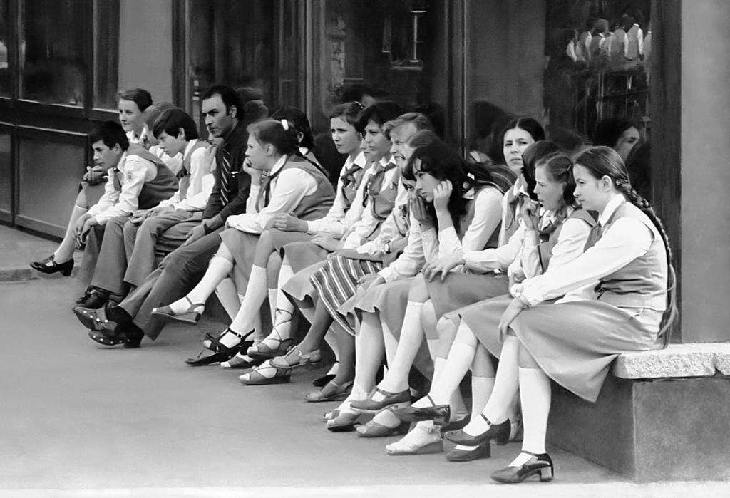 Дворец пионеров на Ленинских горах. Выступление ансамбля имени В. С. Локтева, 1983 год, г. Москва. Запись выступления хора. Перерыв.На фото: участники ансамбля и Хосе де Фелипе Арнаис (Jose de Felipe Arnaiz, Хосе Петрович Филиппе) (15.04.1940 –15.06.2025) – первый хормейстер Большого детского хора имени В. С. Попова, хормейстер ансамбля имени В. С. Локтева.Фото сделано у правого края концертного зала Дворца пионеров со стороны входа.