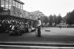 Дворец пионеров на Ленинских горах. Выступление ансамбля имени В. С. Локтева, 1983 год, г. Москва. Запись выступления хора. Слева – музыкальный ансамбль у входа в концертный зал Дворца пионеров. Позади идет запись выступления хора.