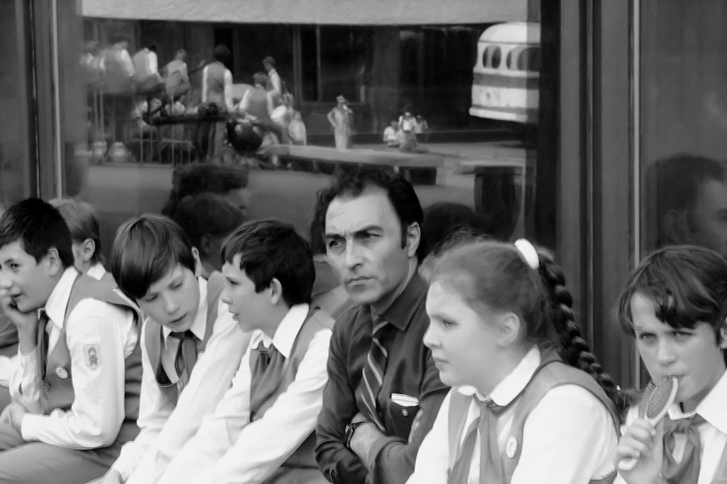 Дворец пионеров на Ленинских горах. Выступление ансамбля имени В. С. Локтева, 1983 год, г. Москва. Запись выступления хора. Перерыв.На фото: участники ансамбля и Хосе де Фелипе Арнаис (Jose de Felipe Arnaiz, Хосе Петрович Филиппе) (15.04.1940 – 15.06.2025) – первый хормейстер Большого детского хора имени В. С. Попова, хормейстер ансамбля имени В. С. Локтева.Фото сделано у правого края концертного зала Дворца пионеров со стороны входа.