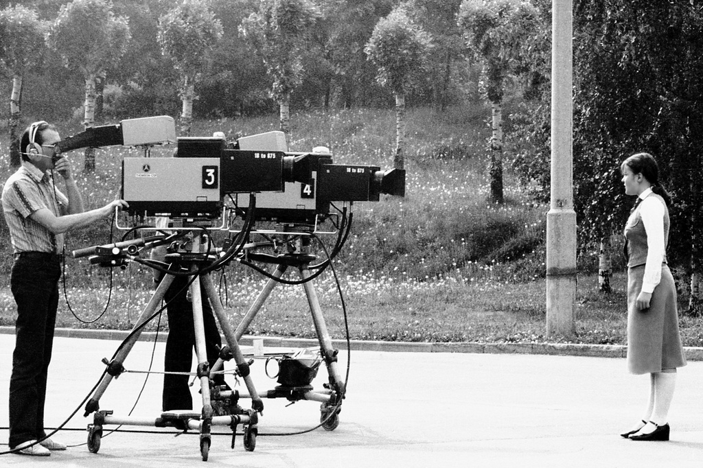 Дворец пионеров на Ленинских горах. Выступление ансамбля имени В. С. Локтева, 1983 год, г. Москва. Запись выступления хора. Солистка. Слева – операторы за телекамерами Thomson CSF TTV 1515. Концертный зал слева за кадром.