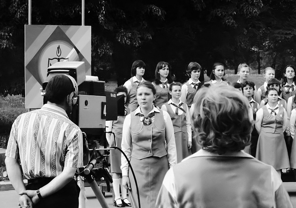 Дворец пионеров на Ленинских горах. Выступление ансамбля имени В. С. Локтева, 1983 год, г. Москва. Запись выступления хора. Слева – оператор за телекамерой Thomson CSF TTV 1515. Концертный зал позади за кадром.