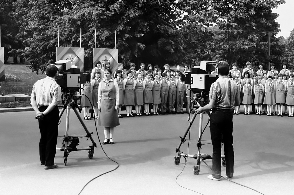Дворец пионеров на Ленинских горах. Выступление ансамбля имени В. С. Локтева, 1983 год, г. Москва. Запись выступления хора. Операторы за телекамерами Thomson CSF TTV 1515. Концертный зал позади за кадром.
