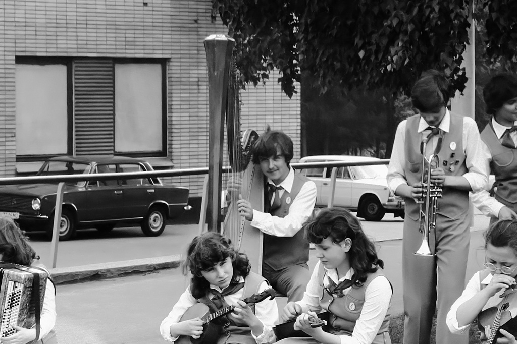 Дворец пионеров на Ленинских горах. Выступление ансамбля имени В. С. Локтева, 1983 год, г. Москва. Запись выступления хора. Перерыв.Позади – Дворец пионеров. Концертный зал справа за кадром.