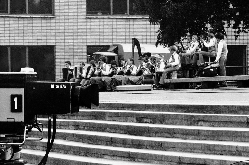 Дворец пионеров на Ленинских горах. Выступление ансамбля имени В. С. Локтева, 1983 год, г. Москва. Запись выступления хора. Музыкальный ансамбль у входа в концертный зал (справа за кадром). Слева – телекамера Thomson CSF TTV 1515. Позади – Дворец пионеров. Концертный зал справа за кадром.